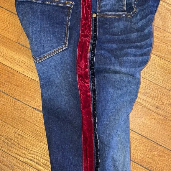 AQUA ( from Bloomingdale’s) SKINNY JEANS 25 RED VELVET SIDE STRIPE DOWN LEGS - Picture 7 of 7